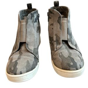 Mia Kids Gracie Girls Gray Hidden Wedge Camo Print Zip Up Shoes